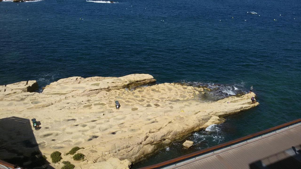 A Seafront Home Away From Home خليج سانت بول المظهر الخارجي الصورة