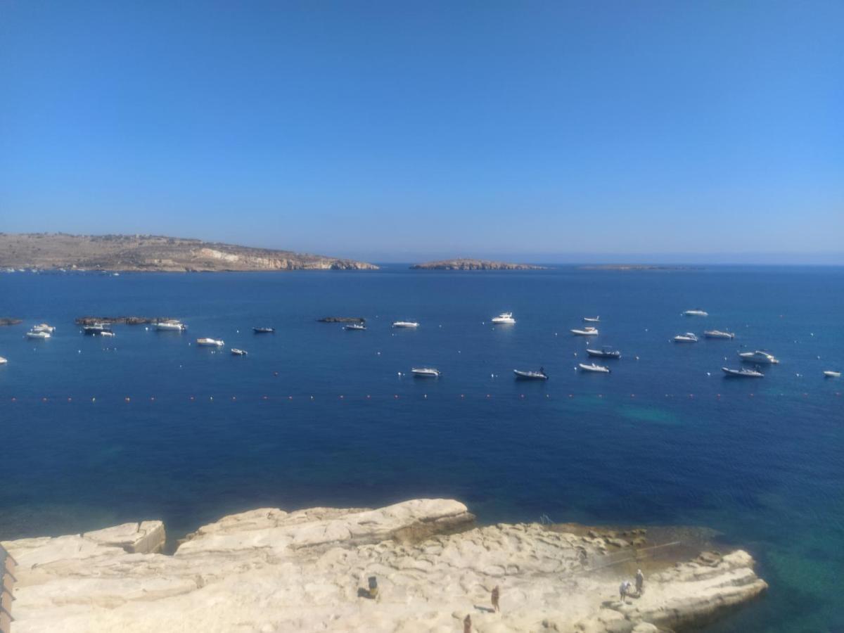A Seafront Home Away From Home خليج سانت بول المظهر الخارجي الصورة