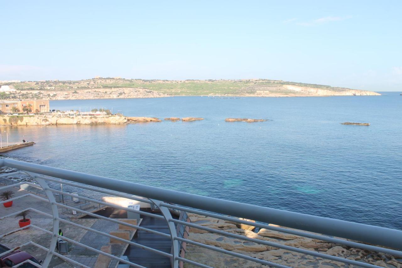 A Seafront Home Away From Home خليج سانت بول المظهر الخارجي الصورة